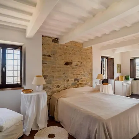 Casale Oliva In A Landscape Of Oaks, Olive E Cherry Trees Santa Vittoria in Matenano